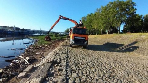 OČISTILI KEJ OSLOBOĐENJA: Akcija na obali Dunava u Zemunu