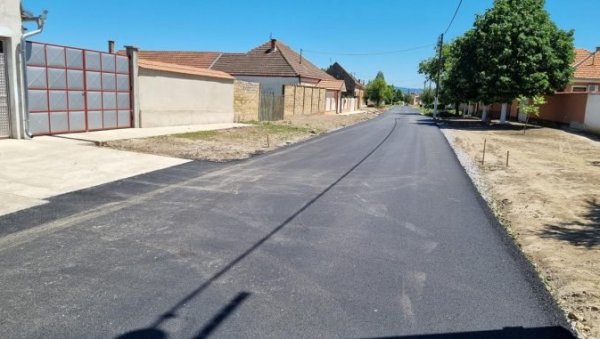 НОВИ АСФАЛТ У ГРЕБЕНЦУ: Најдужа сеоска улица добила нови пут после пола века НОВИ АСФАЛТ У ГРЕБЕНЦУ: Најдужа сеоска улица добила нови пут после пола века