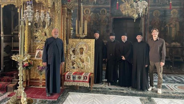 ЛОЗНИЧКИ СВЕШТЕНИЦИ У ХИЛАНДАРУ: Доносе икону Тројеручице ЛОЗНИЧКИ СВЕШТЕНИЦИ У ХИЛАНДАРУ: Доносе икону Тројеручице