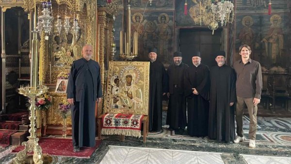 ЛОЗНИЧКИ СВЕШТЕНИЦИ У ХИЛАНДАРУ: Доносе икону Тројеручице