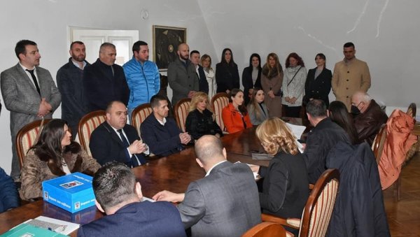 ТЕК СЕ НАЗИРУ ОБРИСИ НОВЕ ВЛАСТИ: Беране два месеца после локалних избора још нема носиоце главних функција ТЕК СЕ НАЗИРУ ОБРИСИ НОВЕ ВЛАСТИ: Беране два месеца после локалних избора још нема носиоце главних функција