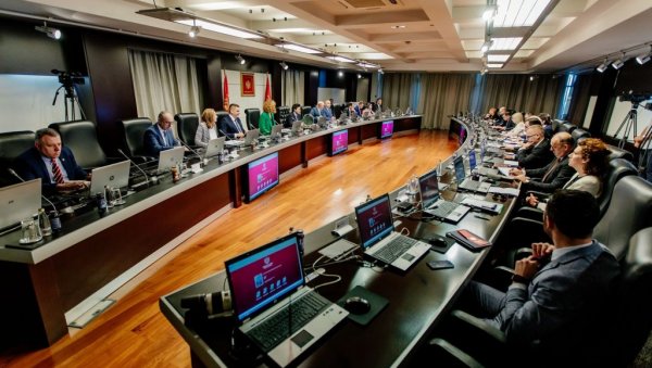 ЋАТАМА ЈОШ 9 МИЛИОНА, УГРОЖЕНИМА НИ ЦЕНТ: Пред посланицима ће се наћи технички ребаланс, усвојен због веће државне администрације ЋАТАМА ЈОШ 9 МИЛИОНА, УГРОЖЕНИМА НИ ЦЕНТ: Пред посланицима ће се наћи технички ребаланс, усвојен због веће државне администрације