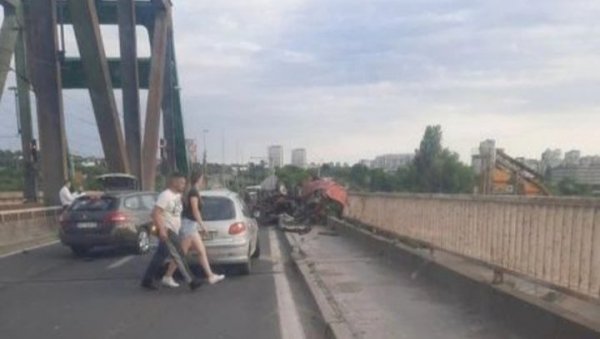 УЗНЕМИРУЈУЋИ ДЕТАЉИ НЕСРЕЋЕ У БЕОГРАДУ: Жена пала у воду, мушкарац на обалу (ФОТО) УЗНЕМИРУЈУЋИ ДЕТАЉИ НЕСРЕЋЕ У БЕОГРАДУ: Жена пала у воду, мушкарац на обалу (ФОТО)