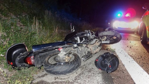 НА МОТОРИМА ГИНУ БЕЗ ВОЗАЧКЕ: Почиње сезона двоточкаша, на којима живот годишње изгуби 47 људи, а повреди се 1.230 НА МОТОРИМА ГИНУ БЕЗ ВОЗАЧКЕ: Почиње сезона двоточкаша, на којима живот годишње изгуби 47 људи, а повреди се 1.230