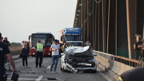 JEZIV ZVUK, RAZVALJENA OGRADA I VOZILO KOJE VISI Očevici teške nesreće na Pančevcu: Ovako nešto nikad nismo videli JEZIV ZVUK, RAZVALJENA OGRADA I VOZILO KOJE VISI Očevici teške nesreće na Pančevcu: Ovako nešto nikad nismo videli