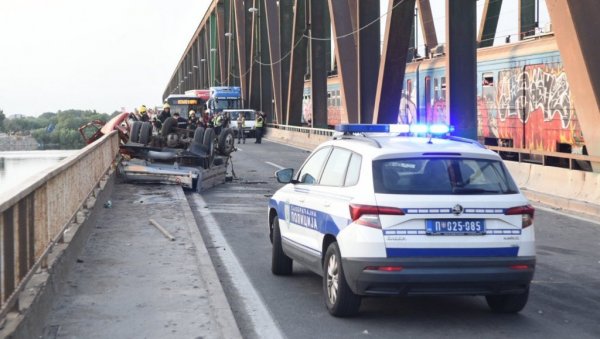 СТРАШНЕ СЦЕНЕ НА ПАНЧЕВАЧКОМ МОСТУ НАКОН НЕСРЕЋЕ: Делови возила висе са моста, саобраћај и даље блокиран (ФОТО/ВИДЕО)