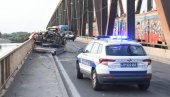 СТРАШНЕ СЦЕНЕ НА ПАНЧЕВАЧКОМ МОСТУ НАКОН НЕСРЕЋЕ: Делови возила висе са моста, саобраћај и даље блокиран (ФОТО/ВИДЕО) СТРАШНЕ СЦЕНЕ НА ПАНЧЕВАЧКОМ МОСТУ НАКОН НЕСРЕЋЕ: Делови возила висе са моста, саобраћај и даље блокиран (ФОТО/ВИДЕО)
