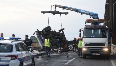 SAOBRAĆAJ BIO U PREKIDU PUNA DVA SATA: Pančevački most prohodan posle saobraćajne nesreće (FOTO/VIDEO)