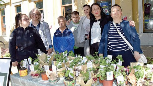 ŽIVOT LEPŠI UZ NANU I BOSILJAK: Korisnici Centra socijalne zaštite u Kikindi počeli da gaje povrće i začinsko bilje ŽIVOT LEPŠI UZ NANU I BOSILJAK: Korisnici Centra socijalne zaštite u Kikindi počeli da gaje povrće i začinsko bilje