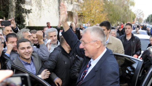 ИДЕМ У ХАГ, НИСАМ ДУГО БИО: Војислав Шешељ и још седморо његових сабораца добили позиве за саслушање због објављивања тајних података ИДЕМ У ХАГ, НИСАМ ДУГО БИО: Војислав Шешељ и још седморо његових сабораца добили позиве за саслушање због објављивања тајних података