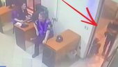 УЗНЕМИРУЈУЋИ СНИМАК ИЗ АЛБАНИЈЕ: Полицајац убио колегу у станици (ВИДЕО) УЗНЕМИРУЈУЋИ СНИМАК ИЗ АЛБАНИЈЕ: Полицајац убио колегу у станици (ВИДЕО)