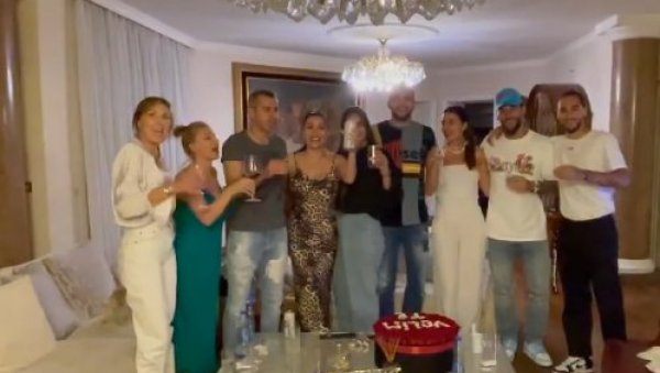 ЗАБАВА У ВИЛИ НА ДЕДИЊУ: Анастасија слави 24. рођендан, присутан и Гудељ са породицом, Цеца објавила честитку (ВИДЕО) ЗАБАВА У ВИЛИ НА ДЕДИЊУ: Анастасија слави 24. рођендан, присутан и Гудељ са породицом, Цеца објавила честитку (ВИДЕО)