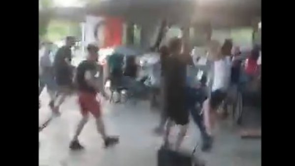 ДЕПОРТОВАНО 80 ИТАЛИЈАНСКИХ НАВИЈАЧА: Полицајац рањен ножем, повређени су и навијачи ДЕПОРТОВАНО 80 ИТАЛИЈАНСКИХ НАВИЈАЧА: Полицајац рањен ножем, повређени су и навијачи