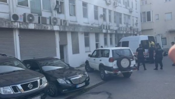 СА ЛИСИЦАМА НА РУКАМА: Милош Меденица приведен у Специјално државно тужилаштво (ВИДЕО) СА ЛИСИЦАМА НА РУКАМА: Милош Меденица приведен у Специјално државно тужилаштво (ВИДЕО)