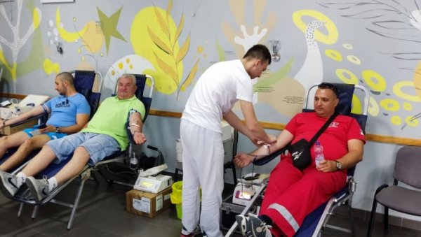 НОВА АКЦИЈА ЦРВЕНОГ КРСТА У СОМБОРУ: Хумани људи дали 39 јединица крви НОВА АКЦИЈА ЦРВЕНОГ КРСТА У СОМБОРУ: Хумани људи дали 39 јединица крви