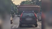 NEOBIČNA SCENA U BEOGRADU: Natovario kauč na krov auta (FOTO)