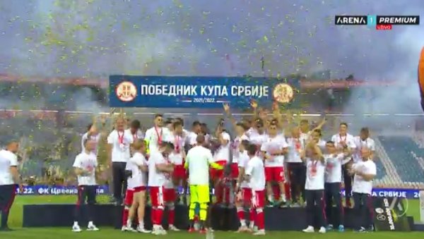 ЖУРКА НА МАРАКАНИ: Звезда на феноменалан начин прославила освајање Купа Србије (ВИДЕО) ЖУРКА НА МАРАКАНИ: Звезда на феноменалан начин прославила освајање Купа Србије (ВИДЕО)