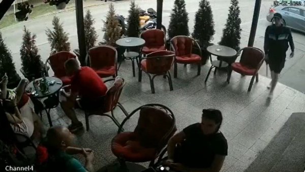 УЗНЕМИРУЈУЋИ СНИМАК ИЗ ИНЂИЈЕ: Мушкарац бацио бомбу у кафић, пуцао у госта и побегао (ВИДЕО) УЗНЕМИРУЈУЋИ СНИМАК ИЗ ИНЂИЈЕ: Мушкарац бацио бомбу у кафић, пуцао у госта и побегао (ВИДЕО)