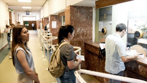 NA RAČUNIMA OD 13.000 DO 90.000 DINARA: Završena isplata za ovu školsku godinu NA RAČUNIMA OD 13.000 DO 90.000 DINARA: Završena isplata za ovu školsku godinu