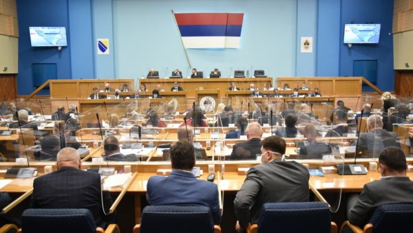 ТРЕЋИНА ПОСЛАНИКА МЕЊА СТРАНАЧКИ ДРЕС: Све масовнија трговина мандатима уништава партије у Републици Српској ТРЕЋИНА ПОСЛАНИКА МЕЊА СТРАНАЧКИ ДРЕС: Све масовнија трговина мандатима уништава партије у Републици Српској