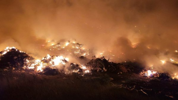 ВОДА НЕ МОЖЕ ДА УГАСИ ДЕПОНИЈУ: На темеринском сметлишту избио пожар који ватрогасци нису локализовали ВОДА НЕ МОЖЕ ДА УГАСИ ДЕПОНИЈУ: На темеринском сметлишту избио пожар који ватрогасци нису локализовали