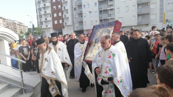 ДОЧЕК ТРОЈЕРУЧИЦЕ У ЛОЗНИЦИ: Донета икона из Хиландара, више стотина верника на улицама (ФОТО) ДОЧЕК ТРОЈЕРУЧИЦЕ У ЛОЗНИЦИ: Донета икона из Хиландара, више стотина верника на улицама (ФОТО)
