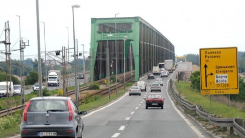 DETALJI SUDARA NA PANČEVCU: Muškarca koji je vozio trotinet udario auto, sa teškim povredama prebačen na reanimaciju DETALJI SUDARA NA PANČEVCU: Muškarca koji je vozio trotinet udario auto, sa teškim povredama prebačen na reanimaciju