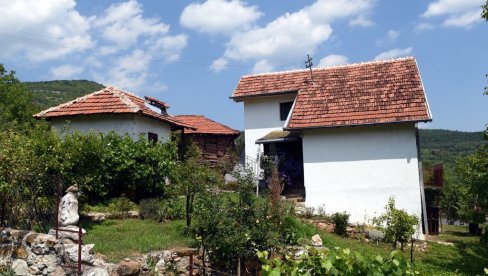 ДОДЕЉУЈУ ДВЕ КУЋЕ НА СЕЛУ: Град објавио јавни позив за помоћ избеглим и расељеним лицима који је отворен до 8. новембра ДОДЕЉУЈУ ДВЕ КУЋЕ НА СЕЛУ: Град објавио јавни позив за помоћ избеглим и расељеним лицима који је отворен до 8. новембра