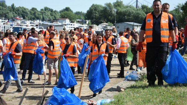 ОБАЛА САВЕ БЕЗ СМЕЋА: Велики број грађана дошао да помогне и уреди животну средину ОБАЛА САВЕ БЕЗ СМЕЋА: Велики број грађана дошао да помогне и уреди животну средину