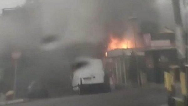 ВЕЛИКИ ПОЖАР НА БАНОВОМ БРДУ: Густ, црни дим шири се Пожешком, на лицу места полиција и ватрогасци ВЕЛИКИ ПОЖАР НА БАНОВОМ БРДУ: Густ, црни дим шири се Пожешком, на лицу места полиција и ватрогасци