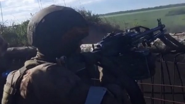 РУСКО МИНИСТАРСТВО ОБЈАВИЛО НОВИ ДРАМАТИЧАН СНИМАК: Падобранци заузели украјинско упориште, па одбили жесток контранапад (ВИДЕО) РУСКО МИНИСТАРСТВО ОБЈАВИЛО НОВИ ДРАМАТИЧАН СНИМАК: Падобранци заузели украјинско упориште, па одбили жесток контранапад (ВИДЕО)