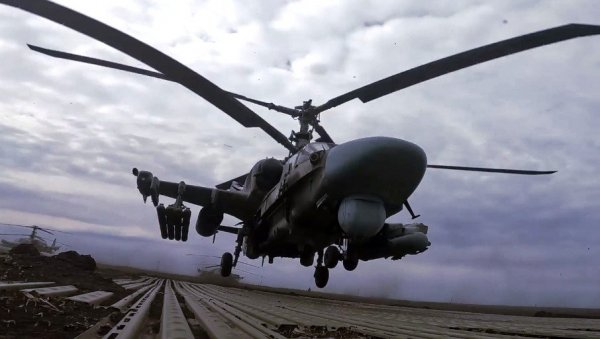 РУСИ КОРИСТЕ “ЛЕТЕЋЕ УБИЦЕ” ПРОТИВ УКРАЈИНАЦА: Хеликоптери Ка-52 и Ми-28Н немилосрдно уништавају америчке Бредлије! (ВИДЕО)