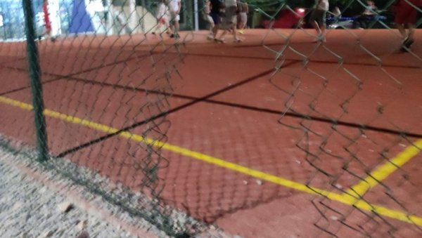 ВАНДАЛИ РАЗВАЛИЛИ ДЕЧИЈЕ ИГРАЛИШТЕ: Простор уређен пре 15 дана, покидана ограда на терену у Бару (ФОТО) ВАНДАЛИ РАЗВАЛИЛИ ДЕЧИЈЕ ИГРАЛИШТЕ: Простор уређен пре 15 дана, покидана ограда на терену у Бару (ФОТО)