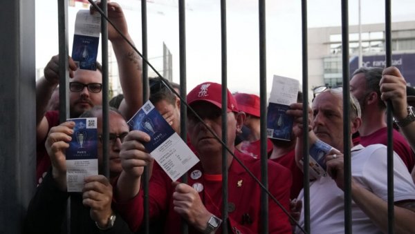СЛУЧАЈ НА КОМЕ ЋЕ РАДИТИ ПСИХОЛОЗИ: Ливерпул нуди стручну помоћ навијачима који су сведочили насиљу у Паризу СЛУЧАЈ НА КОМЕ ЋЕ РАДИТИ ПСИХОЛОЗИ: Ливерпул нуди стручну помоћ навијачима који су сведочили насиљу у Паризу