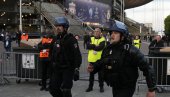 OVAKO SU POČELI INCIDENTI PRED FINALE LŠ: Dimne bombe, suzavci, helikopteri (FOTO/VIDEO) OVAKO SU POČELI INCIDENTI PRED FINALE LŠ: Dimne bombe, suzavci, helikopteri (FOTO/VIDEO)