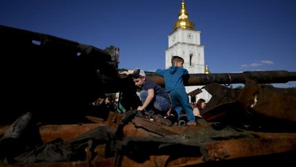 СА СУЗАМА У ОЧИМА: Возач аутобуса хуманитарне мисије ДНР свој оброк даје украјинској деци (ВИДЕО) СА СУЗАМА У ОЧИМА: Возач аутобуса хуманитарне мисије ДНР свој оброк даје украјинској деци (ВИДЕО)