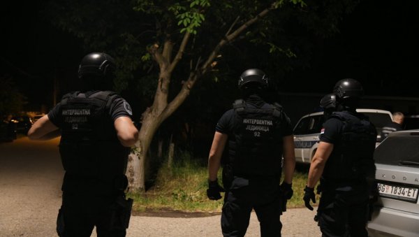 НАСТАВЉА СЕ ПОТЕРА ЗА НАПАДАЧЕМ ИЗ ЈАКОВА: Ђура испалио неколико хитаца у Вука - траже га по комшилуку (ФОТО/ВИДЕО) НАСТАВЉА СЕ ПОТЕРА ЗА НАПАДАЧЕМ ИЗ ЈАКОВА: Ђура испалио неколико хитаца у Вука - траже га по комшилуку (ФОТО/ВИДЕО)
