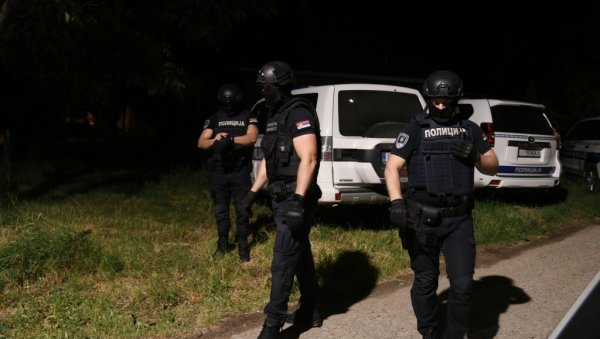 ПУЦЊАВА У ЈАКОВУ: Мушкарац (36) погођен у груди, нападач у бекству, обојица су осуђивани ПУЦЊАВА У ЈАКОВУ: Мушкарац (36) погођен у груди, нападач у бекству, обојица су осуђивани