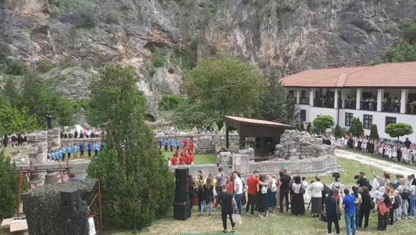 ПРИЗРЕН ЈЕ ТЕМЕЉ НАШЕ ДРЖАВНОСТИ: У манастиру Свети архангели, задужбини цара Душана, млади са читавог Космета играли и певали ПРИЗРЕН ЈЕ ТЕМЕЉ НАШЕ ДРЖАВНОСТИ: У манастиру Свети архангели, задужбини цара Душана, млади са читавог Космета играли и певали