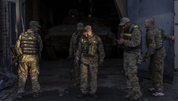 УКРАЈИНАЦ ТУКАО ПО СВОЈИМА: Члан украјинског Генералштаба пуцао у Кијеву, истрага у току УКРАЈИНАЦ ТУКАО ПО СВОЈИМА: Члан украјинског Генералштаба пуцао у Кијеву, истрага у току
