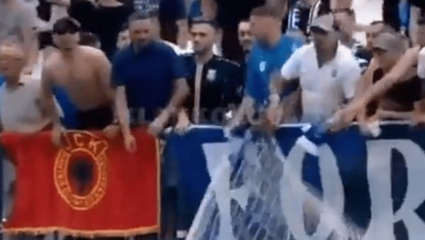 СКАНДАЛ НА КОСОВУ: Албанци махали терористичким обележјима, па скинули мрежу са гола усред меча (ВИДЕО) СКАНДАЛ НА КОСОВУ: Албанци махали терористичким обележјима, па скинули мрежу са гола усред меча (ВИДЕО)