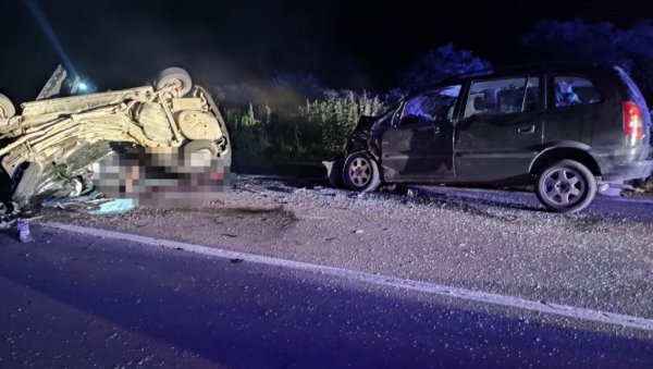 ПРВА ФОТОГРАФИЈА НЕСРЕЋЕ НА ЗРЕЊАНИНСКОМ ПУТУ: Два младића погинула, аутомобили потпуно хаварисани ПРВА ФОТОГРАФИЈА НЕСРЕЋЕ НА ЗРЕЊАНИНСКОМ ПУТУ: Два младића погинула, аутомобили потпуно хаварисани