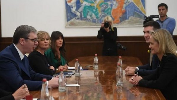ВУЧИЋ СЕ САСТАО СА ФОН КРАМОН: Председник разговарао са посланицом Европског парламента ВУЧИЋ СЕ САСТАО СА ФОН КРАМОН: Председник разговарао са посланицом Европског парламента