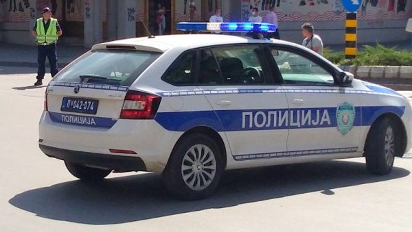 САОБРАЋАЈНА НЕСРЕЋА У ВОЈВОДЕ СТЕПЕ: Повређена жена превезена на Бањицу САОБРАЋАЈНА НЕСРЕЋА У ВОЈВОДЕ СТЕПЕ: Повређена жена превезена на Бањицу