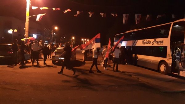 СРБИ СА КиМ КРЕНУЛИ ПУТ БЕОГРАДА ДА ПРУЖЕ ПОДРШКУ ВУЧИЋУ: Док је председника Вучића, биће и Срба на Косову и Метохији (ФОТО/ВИДЕО) СРБИ СА КиМ КРЕНУЛИ ПУТ БЕОГРАДА ДА ПРУЖЕ ПОДРШКУ ВУЧИЋУ: Док је председника Вучића, биће и Срба на Косову и Метохији (ФОТО/ВИДЕО)