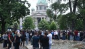 СРБИ СА КИМ УЗ СВОГ ПРЕДСЕДНИКА: Развили велики транспарент испред Скупштине (ФОТО) СРБИ СА КИМ УЗ СВОГ ПРЕДСЕДНИКА: Развили велики транспарент испред Скупштине (ФОТО)