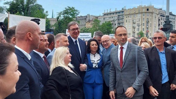 ВУЧИЋ СА ГРАЂАНИМА: Председник поздравио народ Србије након полагања заклетве (ФОТО/ВИДЕО) ВУЧИЋ СА ГРАЂАНИМА: Председник поздравио народ Србије након полагања заклетве (ФОТО/ВИДЕО)