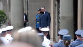 ВУЧИЋ СТИГАО У ПРЕДСЕДНИШТВО: Председник се обратио Гарди Војске Србије (ФОТО/ВИДЕО) ВУЧИЋ СТИГАО У ПРЕДСЕДНИШТВО: Председник се обратио Гарди Војске Србије (ФОТО/ВИДЕО)