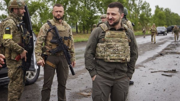 ЗЕЛЕНСКИ РЕШИО ДА ОБИЂЕ ПОЛОЖАЈЕ Потом се обратио војницима: Имате тешку судбину, али тако историјску ЗЕЛЕНСКИ РЕШИО ДА ОБИЂЕ ПОЛОЖАЈЕ Потом се обратио војницима: Имате тешку судбину, али тако историјску