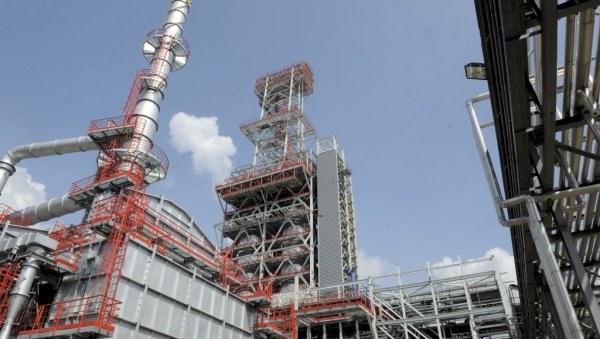 ШТА НАС ОЧЕКУЈЕ? Да ли одлука Брисела о ембаргу на увоз руске нафте до краја 2022. утиче на снабдевање Србије ШТА НАС ОЧЕКУЈЕ? Да ли одлука Брисела о ембаргу на увоз руске нафте до краја 2022. утиче на снабдевање Србије